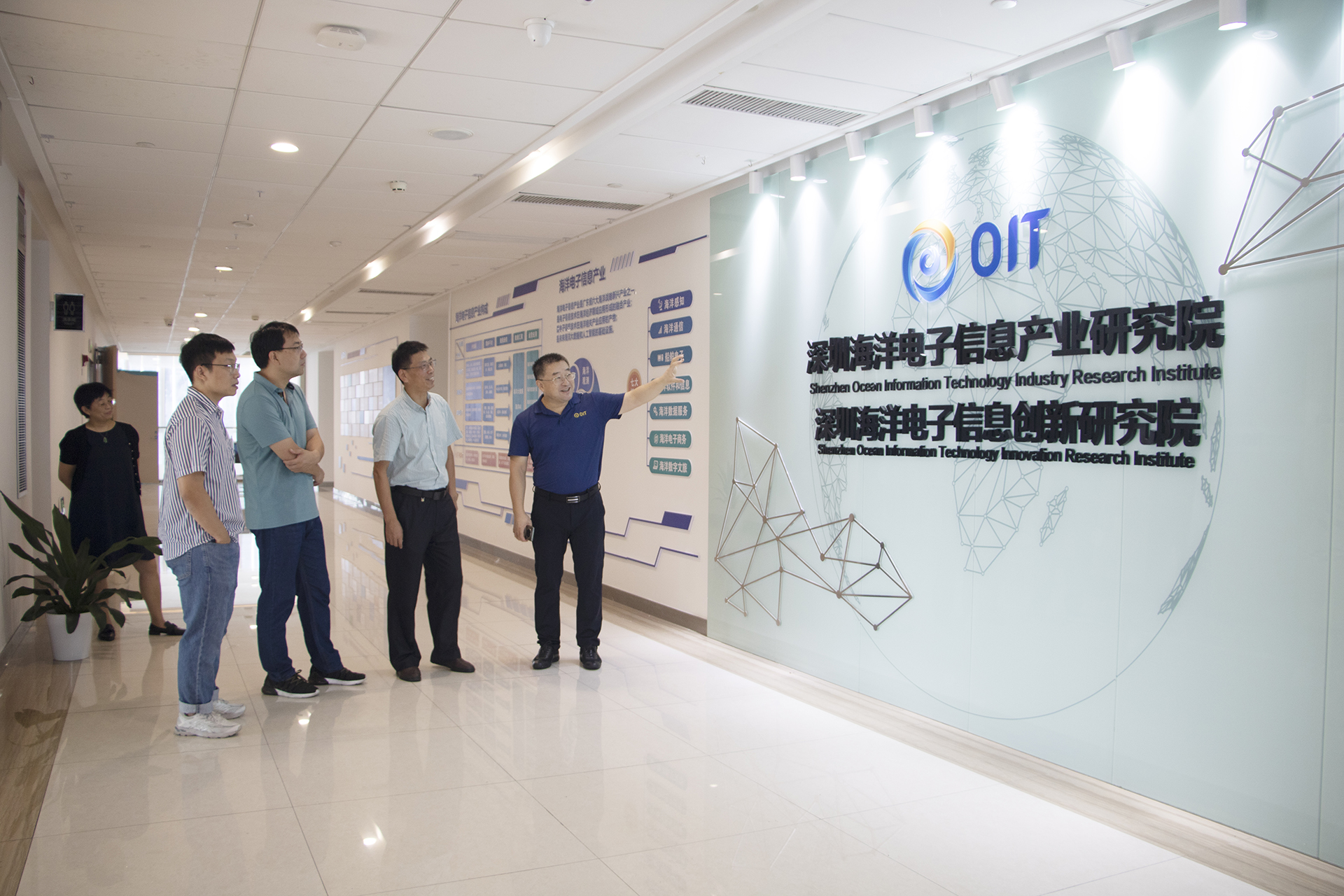 深圳職業(yè)技(jì)術(shù)大(dà)學人(rén)工(gōng)智能(néng)學院院長(cháng)楊金(jīn)鋒一(yī)行(xíng)莅臨産業(yè)研究院交流洽談(圖1)