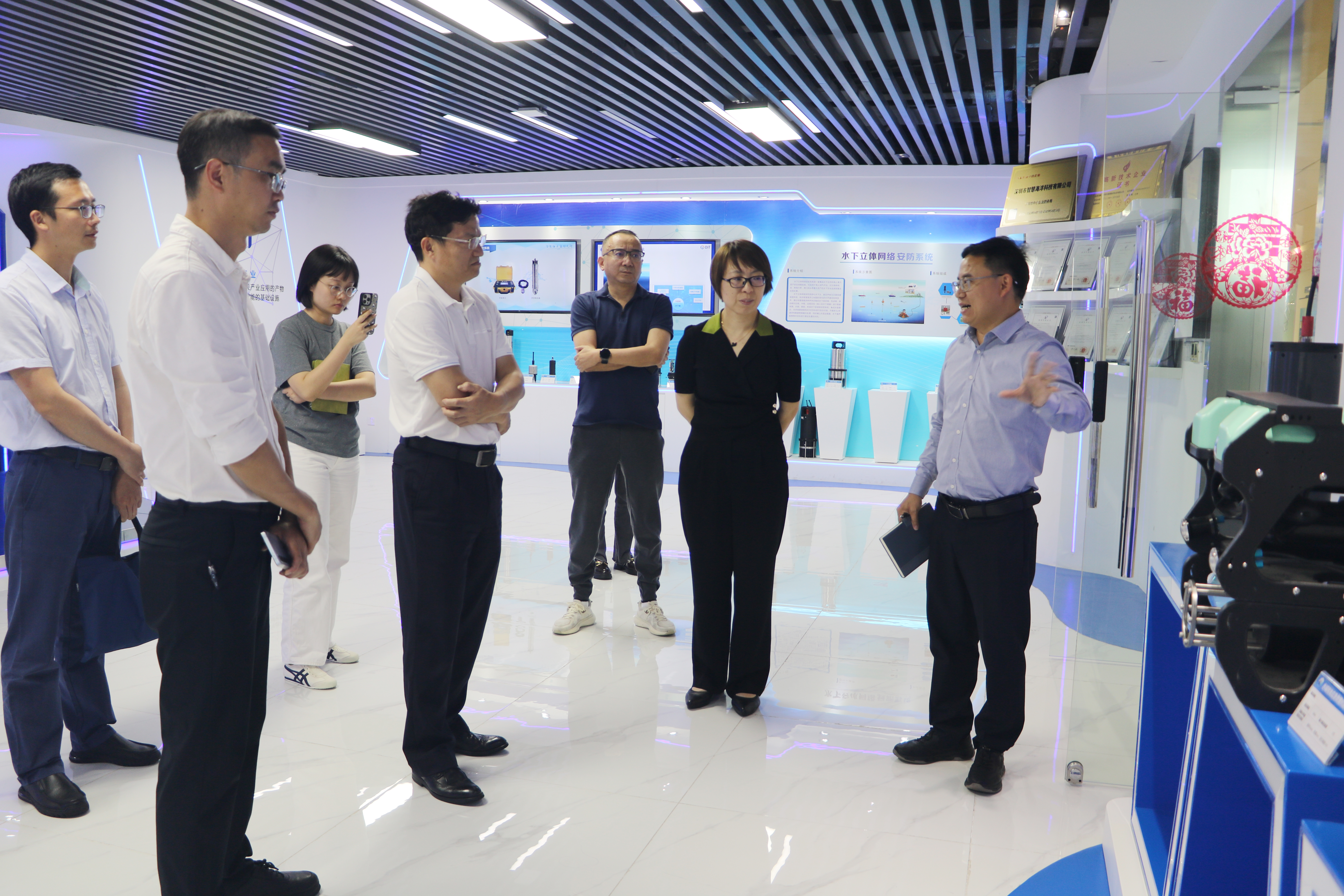 前海(hǎi)檢察院黨組書(shū)記、檢察長(cháng)楊時(shí)敏領導一(yī)行(xíng)莅臨智慧海(hǎi)洋&研究院參觀交流(圖1)