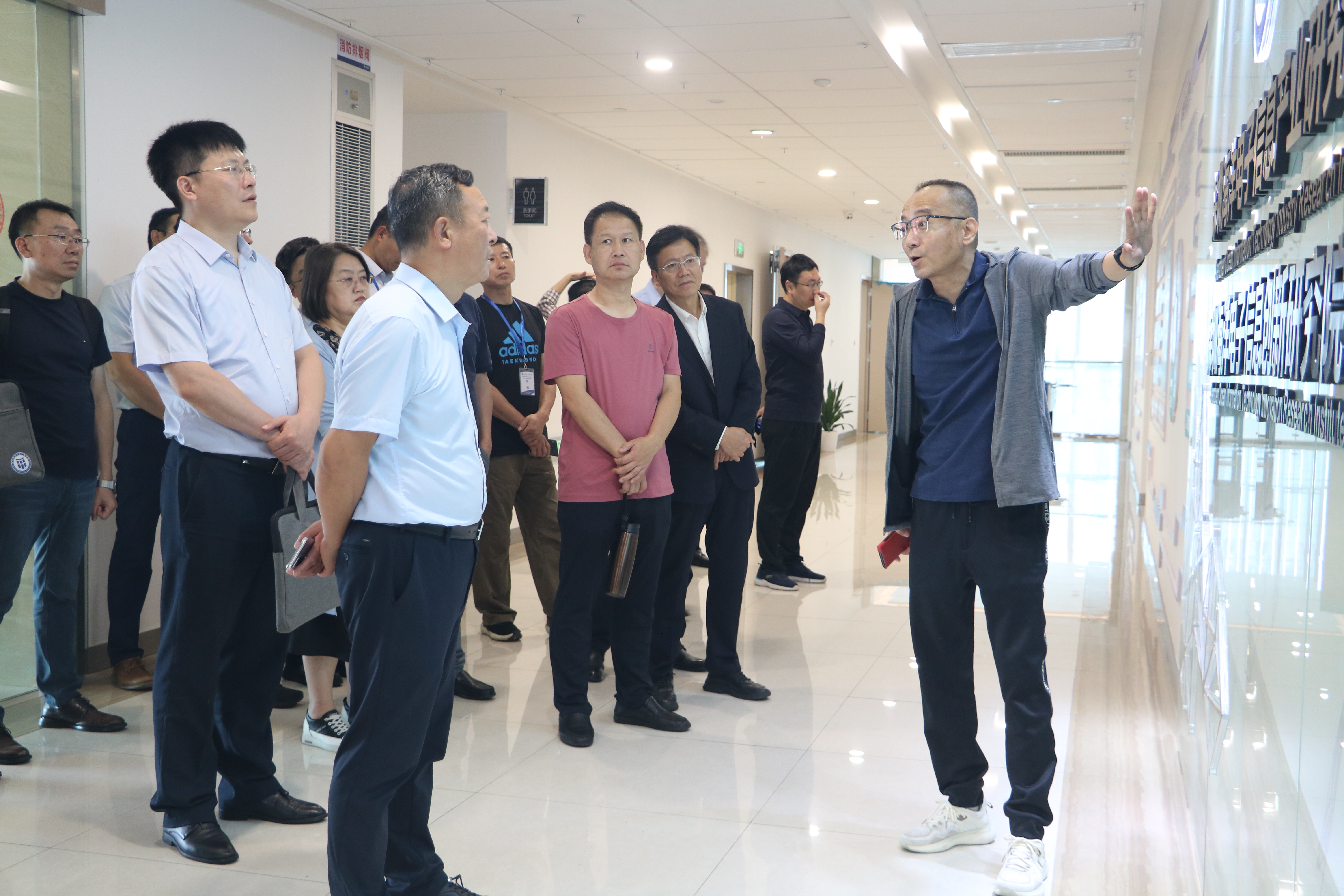 青島市(shì)海(hǎi)洋發展局王曉訓局長(cháng)領導一(yī)行(xíng)莅臨智慧海(hǎi)洋&産業(yè)研究院參觀交流(圖1)