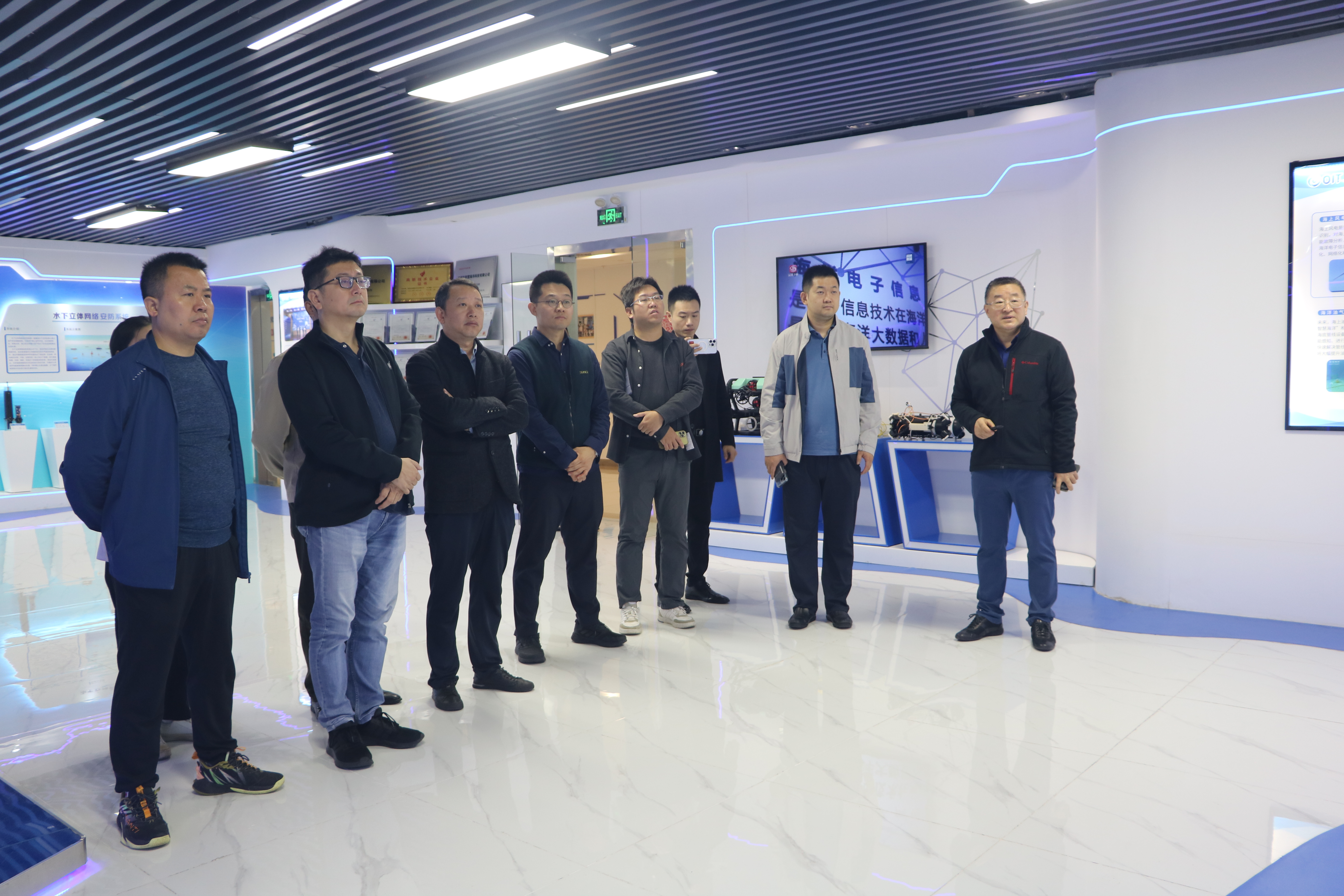 深圳市(shì)先進技(jì)術(shù)轉化(huà)應用(yòng)促進會(huì)、浙江大(dà)學海(hǎi)南(nán)研究院、國(guó)家(jiā)技(jì)術(shù)轉移海(hǎi)南(nán)中心組團莅臨海(hǎi)洋電(diàn)子(zǐ)信息産業(yè)研究院調研(圖1)