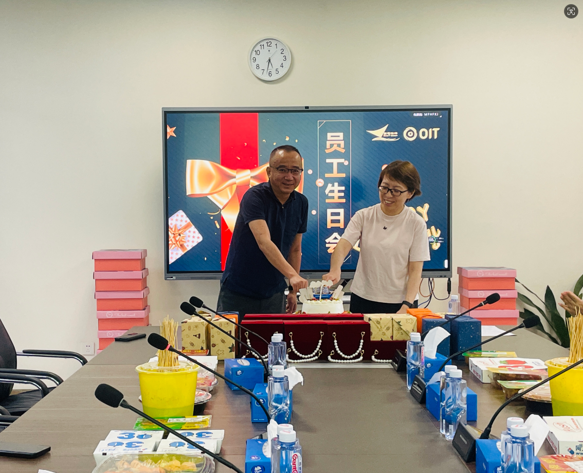 六月(yuè)陽光(guāng)下(xià)的(de)溫馨時(shí)刻——員(yuán)工(gōng)生(shēng)日(rì)會(huì)彰顯公司企業(yè)文(wén)化(huà)(圖1)